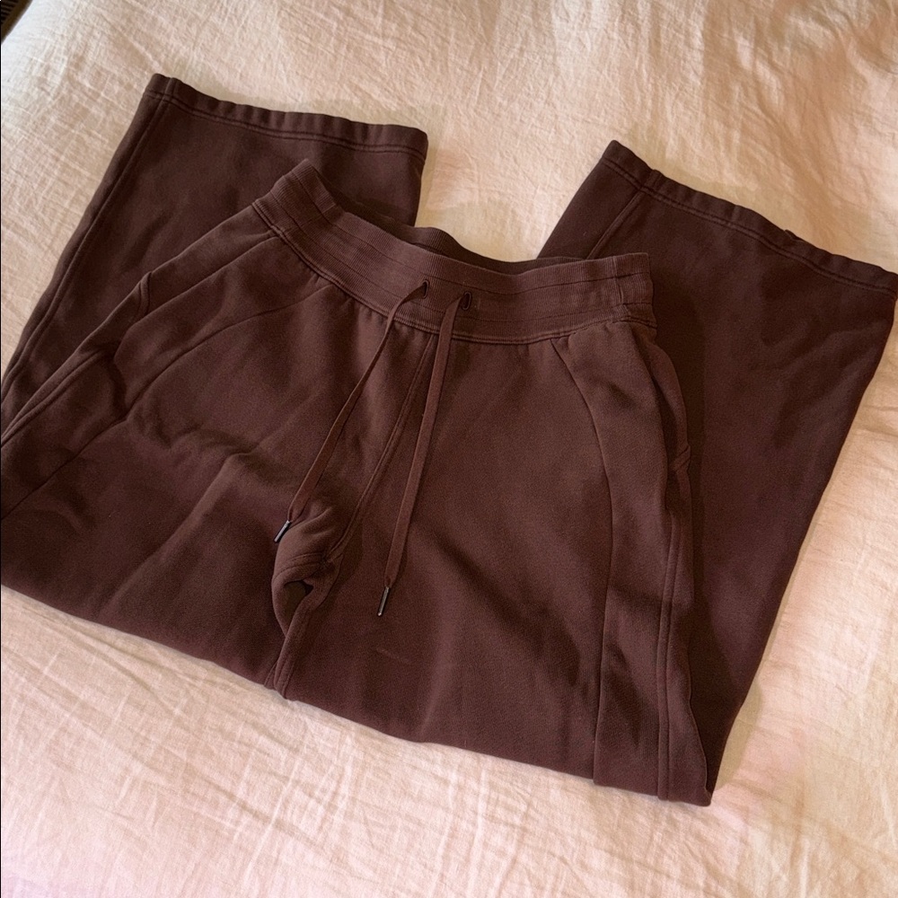 Lululemon - Scuba Mid-Rise Wide-Leg
Pant